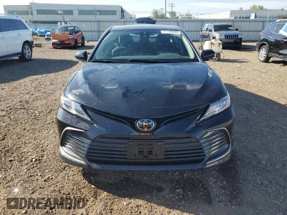 2023 Toyota Camry LE z VIN 4T1C11AK0PU725483, wystawiony jako Copart lot #71720255 z przebiegiem 76 231 mil mil oraz Szkoda całkowita • Salvage title. Historia ofert i sprzedaży dostępna na DreamBid. Obrazek 5.