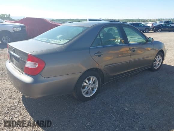 ✅ 2004 Toyota Camry LE • VIN: 4T1BF30KX4U583780 • Lot: 42486466. Wystawiony na IAAI z przebiegiem 251 110 mil. Bezpłatny archiwum sprzedaży aukcyjnych z USA i szczegółowy raport historii pojazdu na DreamBid. Zdjęcie 4.