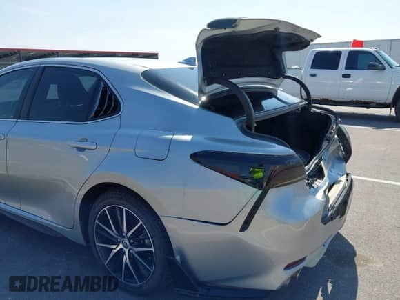 2021 Toyota Camry Hybrid SE z VIN 4T1G31AKXMU562641, wystawiony jako IAAI lot #42415712 z przebiegiem 71 085 mil mil oraz . Historia ofert i sprzedaży dostępna na DreamBid. Obrazek 18.