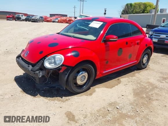 ✅ 2014 Volkswagen Beetle 2.5L • VIN: 3VWHX7AT8EM607412 • Lot: 42498009. Wystawiony na IAAI z przebiegiem 151 020 mil. Bezpłatny archiwum sprzedaży aukcyjnych z USA i szczegółowy raport historii pojazdu na DreamBid. Zdjęcie 2.