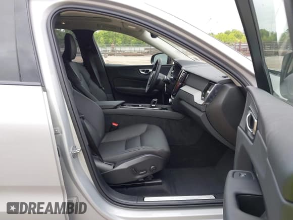 ✅ 2025 Volvo XC60 Plus • VIN: YV4M12RC5S1149246 • Лот: 42533801. Опубликован ранее на IAAI с пробегом 5 600 миль. Бесплатный доступ к архиву аукционных продаж из США и подробный отчёт об истории автомобиля на DreamBid. Изображение 5.