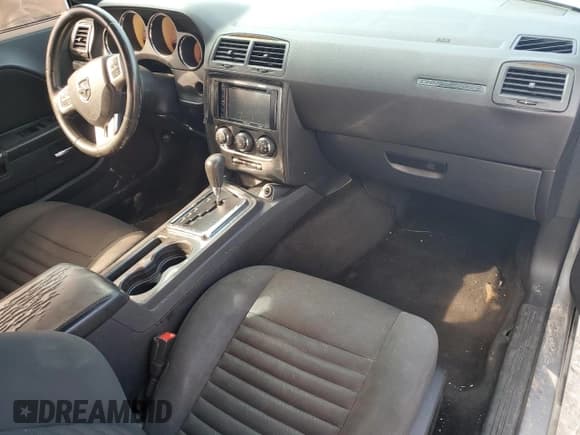 ✅ 2013 Dodge Challenger SXT • VIN: 2C3CDYAG7DH695501 • Lot: 77080244. Wystawiony na Copart z przebiegiem Nie podano. Bezpłatny archiwum sprzedaży aukcyjnych z USA i szczegółowy raport historii pojazdu na DreamBid. Zdjęcie 8.