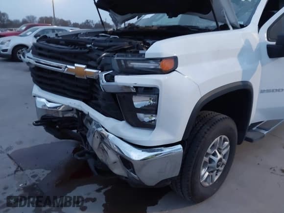 ✅ 2025 Chevrolet Silverado 2500HD LT • VIN: 2GC1KNEY5S1228495 • Лот: 43602216. Опубликован ранее на IAAI с пробегом 4 940 миль. Бесплатный доступ к архиву аукционных продаж из США и подробный отчёт об истории автомобиля на DreamBid. Изображение 18.