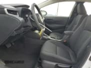 ✅ 2024 Toyota Corolla Hybrid LE • VIN: JTDBCMFE5R3048521 • Lot: 93053425. Wystawiony na Copart z przebiegiem 60 948 mil. Bezpłatny archiwum sprzedaży aukcyjnych z USA i szczegółowy raport historii pojazdu na DreamBid. Zdjęcie 7.