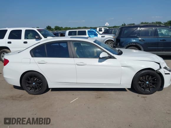 ✅ 2015 BMW 3 Series 328i • VIN: WBA3A5G56FNS83909 • Lot: 42931894. Wystawiony na IAAI z przebiegiem 131 937 mil. Bezpłatny archiwum sprzedaży aukcyjnych z USA i szczegółowy raport historii pojazdu na DreamBid. Zdjęcie 13.
