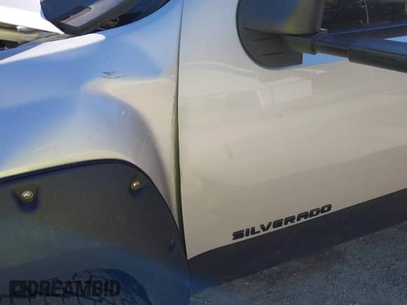 2011 Chevrolet Silverado 1500 LT z VIN 3GCPKSE35BG404711, wystawiony jako IAAI lot #43175333 z przebiegiem 234 937 mil mil oraz . Historia ofert i sprzedaży dostępna na DreamBid. Obrazek 20.