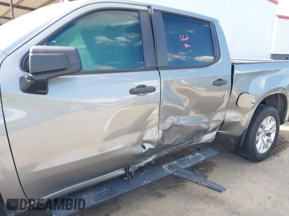 ✅ 2023 Chevrolet Silverado 1500 Custom • VIN: 1GCPABEK0PZ173735 • Lot: 43283933. Wystawiony na IAAI z przebiegiem 43 248 mil. Bezpłatny archiwum sprzedaży aukcyjnych z USA i szczegółowy raport historii pojazdu na DreamBid. Zdjęcie 5.