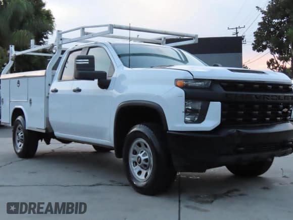 ✅ 2022 Chevrolet Silverado 1500 • VIN: 1GB5WRE71NF218522 • Lot: 92880415. Wystawiony na Copart z przebiegiem 60 747 mil. Bezpłatny archiwum sprzedaży aukcyjnych z USA i szczegółowy raport historii pojazdu na DreamBid. Zdjęcie 1.