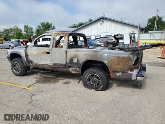 2003 Dodge Dakota Sport z VIN 1D7HG32N43S276480, wystawiony jako Copart lot #64199875 z przebiegiem Nie podano mil oraz Szkoda całkowita • Salvage title. Historia ofert i sprzedaży dostępna na DreamBid. Obrazek 2.