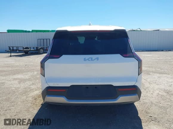 ✅ 2024 Kia EV9 Light Short Range • VIN: KNDAA5S29R6035952 • Lot: 42286767. Wystawiony na IAAI z przebiegiem 13 092 mil. Bezpłatny archiwum sprzedaży aukcyjnych z USA i szczegółowy raport historii pojazdu na DreamBid. Zdjęcie 16.