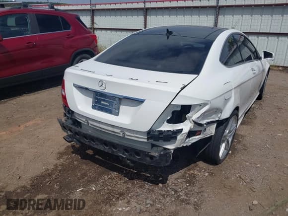 ✅ 2013 Mercedes-Benz C 250 • VIN: WDDGJ4HB5DG076888 • Lot: 42811728. Wystawiony na IAAI z przebiegiem 8 352 mil. Bezpłatny archiwum sprzedaży aukcyjnych z USA i szczegółowy raport historii pojazdu na DreamBid. Zdjęcie 17.