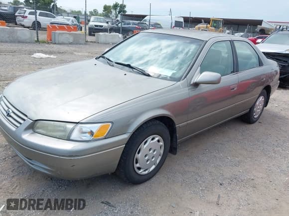 ✅ 1998 Toyota Camry LE • VIN: JT2BG22K0W0147127 • Лот: 43172343. Опубликован ранее на IAAI с пробегом 215 806 миль. Бесплатный доступ к архиву аукционных продаж из США и подробный отчёт об истории автомобиля на DreamBid. Изображение 2.