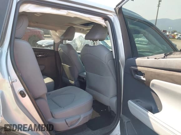 ✅ 2024 Toyota Highlander Hybrid Limited • VIN: 5TDXBRCHXRS637292 • Lot: 43121173. Wystawiony na IAAI z przebiegiem 18 099 mil. Bezpłatny archiwum sprzedaży aukcyjnych z USA i szczegółowy raport historii pojazdu na DreamBid. Zdjęcie 8.