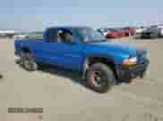 1998 Dodge Dakota SLT z VIN 1B7GG22X3WS743975, wystawiony jako Copart lot #74474074 z przebiegiem Nie podano mil oraz Czysty tytuł • Clean title. Historia ofert i sprzedaży dostępna na DreamBid. Obrazek 4.