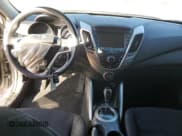 ✅ 2015 Hyundai Veloster • VIN: KMHTC6AD8FU239351 • Lot: 82050654. Wystawiony na Copart z przebiegiem 111 970 mil. Bezpłatny archiwum sprzedaży aukcyjnych z USA i szczegółowy raport historii pojazdu na DreamBid. Zdjęcie 8.