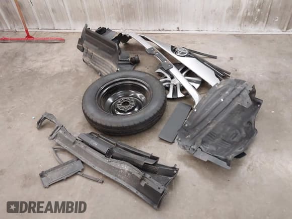 ✅ 2017 Toyota RAV4 LE • VIN: 2T3BFREV2HW638757 • Lot: 41639649. Wystawiony na IAAI z przebiegiem Nie podano. Bezpłatny archiwum sprzedaży aukcyjnych z USA i szczegółowy raport historii pojazdu na DreamBid. Zdjęcie 12.