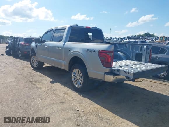 ✅ 2025 Ford F-150 Lariat • VIN: 1FTFW5L50SKD42245 • Lot: 42659242. Wystawiony na IAAI z przebiegiem 5 666 mil. Bezpłatny archiwum sprzedaży aukcyjnych z USA i szczegółowy raport historii pojazdu na DreamBid. Zdjęcie 3.
