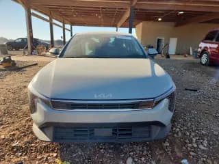 ✅ 2025 Kia K4 LXS • VIN: 3KPFT4DE0SE120339 • Lot: 91896405. Wystawiony na Copart z przebiegiem 17 327 mil. Bezpłatny archiwum sprzedaży aukcyjnych z USA i szczegółowy raport historii pojazdu na DreamBid. Zdjęcie 5.