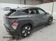 ✅ 2025 Hyundai Kona SEL • VIN: KM8HB3AB8SU212246 • Lot: 90502825. Wystawiony na Copart z przebiegiem 26 522 mil. Bezpłatny archiwum sprzedaży aukcyjnych z USA i szczegółowy raport historii pojazdu na DreamBid. Zdjęcie 3.