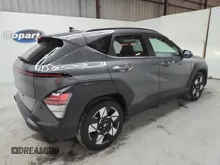 ✅ 2025 Hyundai Kona SEL • VIN: KM8HB3AB8SU212246 • Лот: 90502825. Опубликован ранее на Copart с пробегом 26 522 миль. Бесплатный доступ к архиву аукционных продаж из США и подробный отчёт об истории автомобиля на DreamBid. Изображение 3.