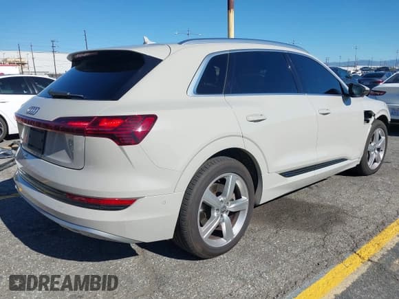 ✅ 2019 Audi e-tron Premium Plus • VIN: WA1LAAGE2KB011830 • Лот: 43731686. Опубликован ранее на IAAI с пробегом 80 487 миль. Бесплатный доступ к архиву аукционных продаж из США и подробный отчёт об истории автомобиля на DreamBid. Изображение 4.