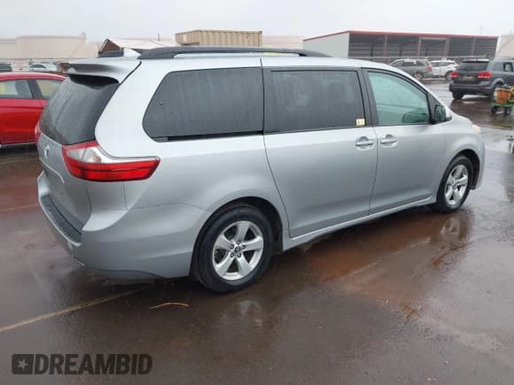 ✅ 2020 Toyota Sienna LE Auto Access Seat • VIN: 5TDKZ3DC2LS053563 • Лот: 41592409. Опубликован ранее на IAAI с пробегом 55 128 миль. Бесплатный доступ к архиву аукционных продаж из США и подробный отчёт об истории автомобиля на DreamBid. Изображение 4.