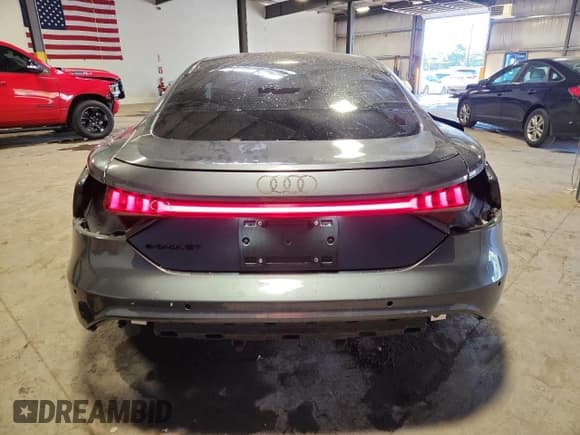 ✅ 2022 Audi e-tron GT Prestige • VIN: WAUEJBFWXN7005924 • Lot: 80588575. Wystawiony na Copart z przebiegiem 36 198 mil. Bezpłatny archiwum sprzedaży aukcyjnych z USA i szczegółowy raport historii pojazdu na DreamBid. Zdjęcie 6.