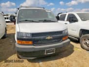 ✅ 2023 Chevrolet Express Cargo • VIN: 1GCWGAFP2P1170820 • Lot: 89430715. Wystawiony na Copart z przebiegiem 57 018 mil. Bezpłatny archiwum sprzedaży aukcyjnych z USA i szczegółowy raport historii pojazdu na DreamBid. Zdjęcie 5.