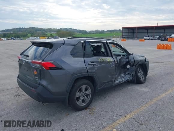 ✅ 2022 Toyota RAV4 XLE • VIN: 2T3P1RFV6NC256585 • Lot: 43445597. Listed on IAAI with 42,093 mi. Free auction sales archive from the USA and detailed vehicle history report at DreamBid. Image 4.