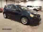 2015 Chevrolet Sonic LT z VIN 1G1JC6SB2F4129090, wystawiony jako IAAI lot #42615917 z przebiegiem 98 704 mil mil oraz . Historia ofert i sprzedaży dostępna na DreamBid. Obrazek 1.