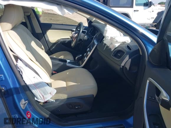 ✅ 2015 Volvo V60 T5 Drive-E Premier • VIN: YV140MEKXF1271986 • Lot: 42452328. Wystawiony na IAAI z przebiegiem 121 956 mil. Bezpłatny archiwum sprzedaży aukcyjnych z USA i szczegółowy raport historii pojazdu na DreamBid. Zdjęcie 5.