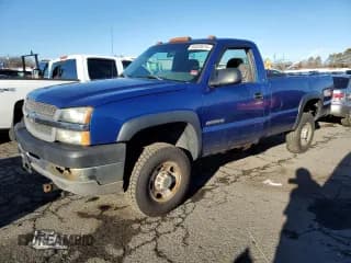 ✅ 2003 Chevrolet Silverado 2500HD Work Truck • VIN: 1GCHK24UX3E175627 • Lot: 85328614. Wystawiony na Copart z przebiegiem 179 613 mil. Bezpłatny archiwum sprzedaży aukcyjnych z USA i szczegółowy raport historii pojazdu na DreamBid. Zdjęcie 1.