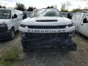 ✅ 2023 Chevrolet Silverado 2500HD Custom • VIN: 2GC4YMEY4P1707570 • Lot: 65927595. Wystawiony na Copart z przebiegiem 28 402 mil. Bezpłatny archiwum sprzedaży aukcyjnych z USA i szczegółowy raport historii pojazdu na DreamBid. Zdjęcie 5.