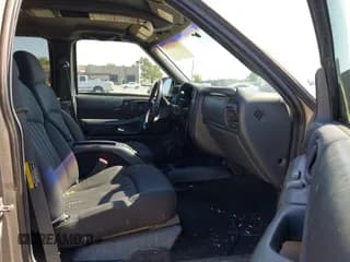 ✅ 2003 Chevrolet Blazer LS • VIN: 1GNDT13X63K146670 • Lot: 42200426. Wystawiony na IAAI z przebiegiem 129 516 mil. Bezpłatny archiwum sprzedaży aukcyjnych z USA i szczegółowy raport historii pojazdu na DreamBid. Zdjęcie 5.