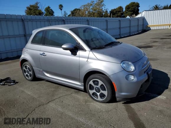 ✅ 2015 FIAT 500e • VIN: 3C3CFFGE6FT672709 • Lot: 77026444. Listed on Copart with 44,289 mi. Free auction sales archive from the USA and detailed vehicle history report at DreamBid. Image 4.