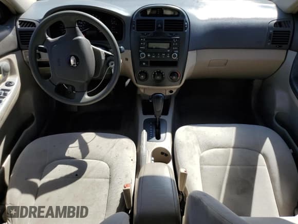 ✅ 2005 Kia Spectra LX • VIN: KNAFE121955126906 • Lot: 82265165. Wystawiony na Copart z przebiegiem 160 782 mil. Bezpłatny archiwum sprzedaży aukcyjnych z USA i szczegółowy raport historii pojazdu na DreamBid. Zdjęcie 8.