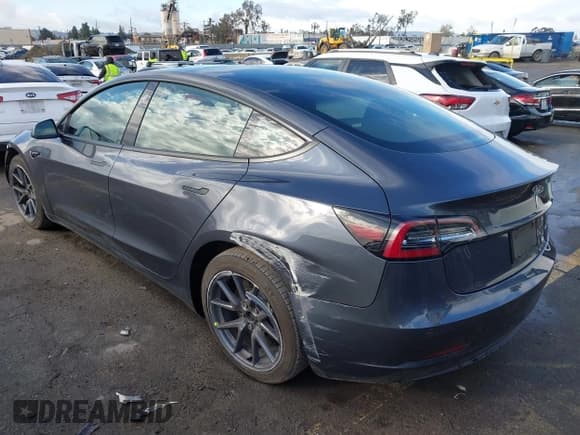 ✅ 2022 Tesla Model 3 Long Range • VIN: 5YJ3E1EB3NF253546 • Lot: 41782222. Wystawiony na IAAI z przebiegiem 44 473 mil. Bezpłatny archiwum sprzedaży aukcyjnych z USA i szczegółowy raport historii pojazdu na DreamBid. Zdjęcie 3.