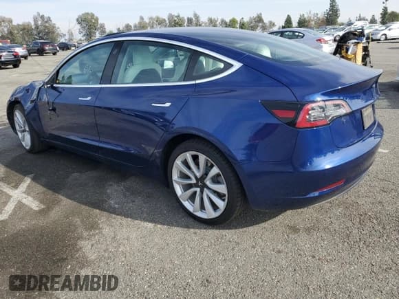 ✅ 2020 Tesla Model 3 Standard Range Plus • VIN: 5YJ3E1EAXLF662728 • Лот: 42974925. Опубликован ранее на Copart с пробегом 48 060 миль. Бесплатный доступ к архиву аукционных продаж из США и подробный отчёт об истории автомобиля на DreamBid. Изображение 2.