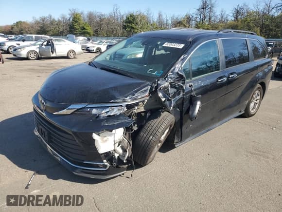 ✅ 2022 Toyota Sienna XLE • VIN: 5TDJRKECXNS122264 • Lot: 82003235. Listed on Copart with 45,711 mi. Free auction sales archive from the USA and detailed vehicle history report at DreamBid. Image 1.