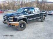 ✅ 2005 Chevrolet Silverado 2500HD LS • VIN: 1GCHK23U35F826160 • Lot: 41752747. Wystawiony na IAAI z przebiegiem 204 627 mil. Bezpłatny archiwum sprzedaży aukcyjnych z USA i szczegółowy raport historii pojazdu na DreamBid. Zdjęcie 2.