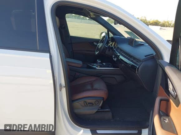 ✅ 2019 Audi Q7 Premium Plus • VIN: WA1LAAF75KD040794 • Lot: 43454080. Wystawiony na IAAI z przebiegiem 76 595 mil. Bezpłatny archiwum sprzedaży aukcyjnych z USA i szczegółowy raport historii pojazdu na DreamBid. Zdjęcie 5.