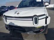 ✅ 2023 Rivian R1S Adventure • VIN: 7PDSGABA6PN017536 • Lot: 43515847. Wystawiony na IAAI z przebiegiem 21 072 mil. Bezpłatny archiwum sprzedaży aukcyjnych z USA i szczegółowy raport historii pojazdu na DreamBid. Zdjęcie 6.