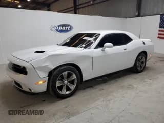 2020 Dodge Challenger SXT z VIN 2C3CDZAG1LH103904, wystawiony jako Copart lot #82089025 z przebiegiem 101 583 mil mil oraz Czysty tytuł • Clean title. Historia ofert i sprzedaży dostępna na DreamBid. Obrazek 1.