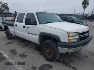 ✅ 2006 Chevrolet Silverado 2500HD Work Truck • VIN: 1GCHC23U86F261368 • Lot: 42163643. Wystawiony na IAAI z przebiegiem 221 480 mil. Bezpłatny archiwum sprzedaży aukcyjnych z USA i szczegółowy raport historii pojazdu na DreamBid. Zdjęcie 1.