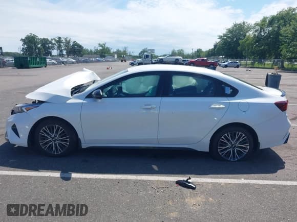 ✅ 2023 Kia Forte GT-Line • VIN: 3KPF54AD9PE575980 • Lot: 42728369. Wystawiony na IAAI z przebiegiem 28 294 mil. Bezpłatny archiwum sprzedaży aukcyjnych z USA i szczegółowy raport historii pojazdu na DreamBid. Zdjęcie 15.