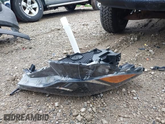 ✅ 2022 Toyota Corolla Cross LE • VIN: 7MUCAABG2NV001543 • Lot: 42540015. Wystawiony na IAAI z przebiegiem 15 659 mil. Bezpłatny archiwum sprzedaży aukcyjnych z USA i szczegółowy raport historii pojazdu na DreamBid. Zdjęcie 12.