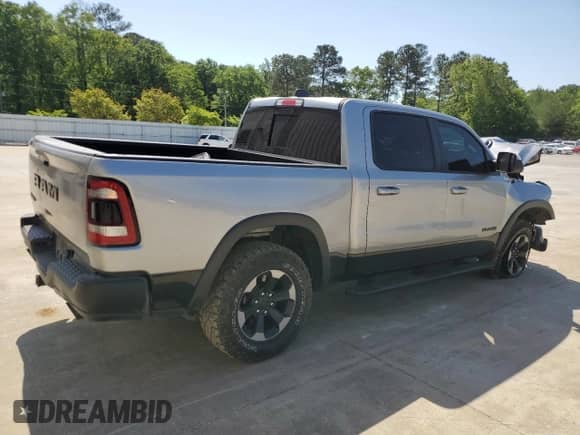 2020 Ram 1500 Rebel z VIN 1C6RRELT0LN303553, wystawiony jako Copart lot #53488355 z przebiegiem 110 673 mil mil oraz Szkoda całkowita • Salvage title. Historia ofert i sprzedaży dostępna na DreamBid. Obrazek 3.