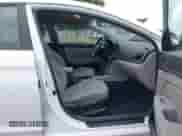 2017 Hyundai Elantra SE z VIN 5NPD84LF7HH030435, wystawiony jako IAAI lot #43053373 z przebiegiem 71 677 mil mil oraz . Historia ofert i sprzedaży dostępna na DreamBid. Obrazek 5.