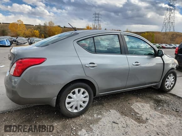 ✅ 2012 Nissan Versa SV • VIN: 3N1CN7AP2CL867350 • Lot: 90288415. Wystawiony na Copart z przebiegiem 108 467 mil. Bezpłatny archiwum sprzedaży aukcyjnych z USA i szczegółowy raport historii pojazdu na DreamBid. Zdjęcie 3.