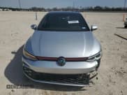 ✅ 2022 Volkswagen Golf GTI SE • VIN: WVWL87CD8NW142954 • Lot: 47243685. Wystawiony na Copart z przebiegiem 25 103 mil. Bezpłatny archiwum sprzedaży aukcyjnych z USA i szczegółowy raport historii pojazdu na DreamBid. Zdjęcie 5.